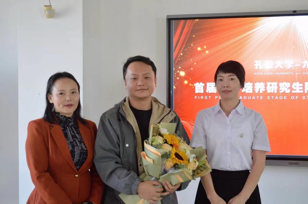 孔敬大学代表给beat365唯一官网国际交流处石主任献花